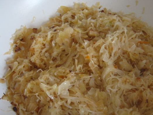 1. Этап. Квашеная капуста тушеная: 1. Лук измельчаем и обжарим на растительном масле. Затем всыпаем капусту, соль и сахар. Тщательно перемешаем.