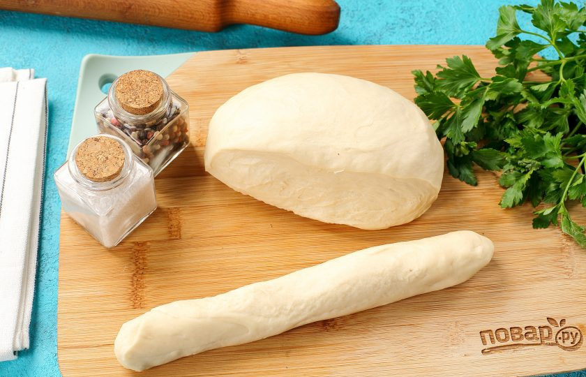 1. Этап. Вареники на пару: От теста отрежьте кусок и раскатайте его «колбаской».