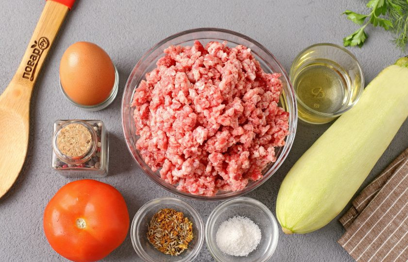 1. Этап. Котлеты с кабачком и помидором: Подготовьте все ингредиенты.