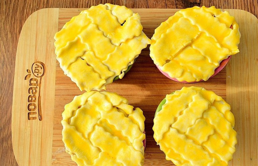 1. Этап. Куриные мини-пироги в горшочках: Аккуратно, с помощью лопатки, перенесите заготовки из теста на формочки и смажьте сверху слегка взбитым яйцом. Поставьте запекаться в разогретую до градусов духовку на 35-40 минут.