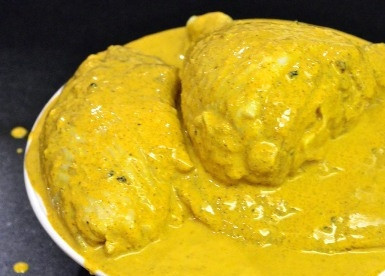 1. Этап. Као Мок Гай: Подготовим все специи для маринада, измельчаем их все вместе, слегка обжарим-подогреем на сухой сковороде и смешиваем с йогуртом. Получившимся маринадом обмазываем куски курицы.