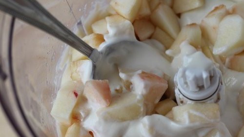 1. Этап. Творожная запеканка на пару: Выкладываем их в творожную смесь и перемешиваем.