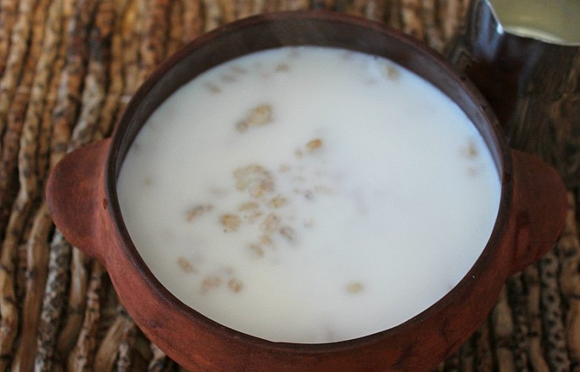 1. Этап. Перловка на молоке: Молоко выливаем в горшочек с перловкой. Добавляем соль. Горшочек отправляем в духовку. Готовим при температуре 170 градусов около двух часов.