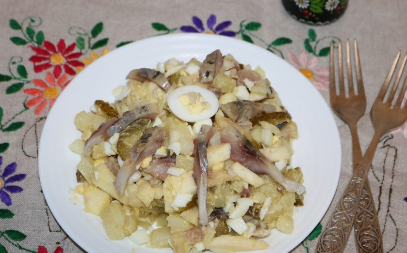 1. Этап. Салат Бабушкин: Поставьте в холодильник на 1 час, чтобы салат обменялся вкусами и пропитался заправкой.