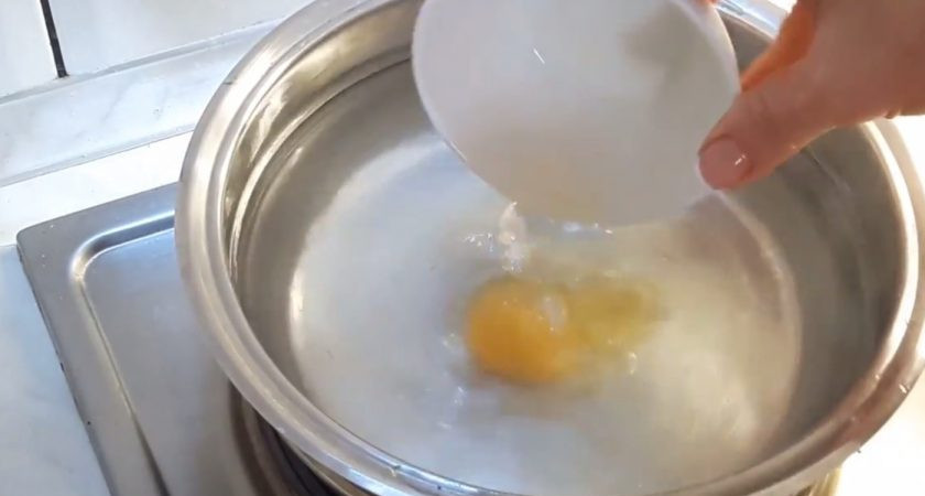 1. Этап. Вкусный салат из авокадо с яйцом пашот: 3.Приготовьте яйцо пашот. Для этого в кипящей подсоленной воде сделайте воронку и аккуратно опустите разбитое яйцо, чтобы желток остался целым, а белок свернулся вокруг желтка. Варите 1-1,5 минуты.