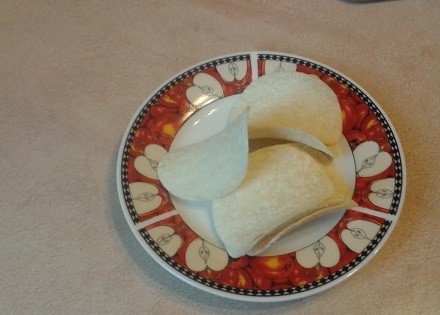 1. Этап. Закуска на чипсах Паштетная: Для этой закуски очень удобно использовать чипсы принглс, у них идеальная форма.