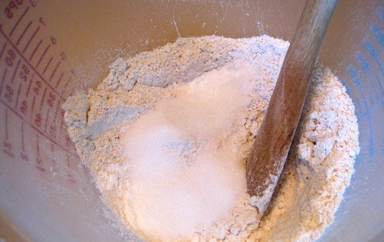 1. Этап. Тесто для электровафельницы: 1. Соедините сахар, соль, разрыхлитель и просеянную муку. Перемешайте.