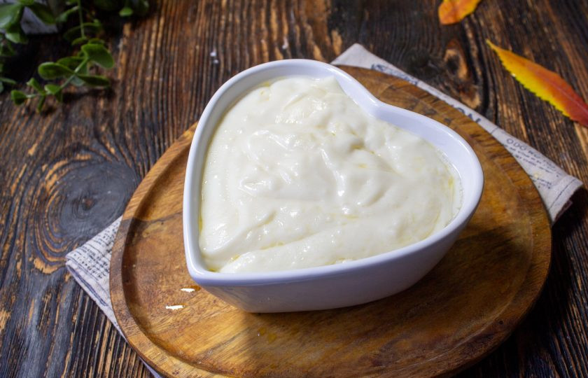 1. Этап. Пудинг из муки: Перелейте в подходящую форму (креманки) и остудите.