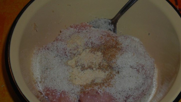 1. Этап. Куриная грудка с цветной капустой в духовке: В фарш добавьте крошку, специи и перемешайте.