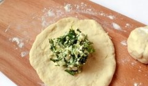 1. Этап. Хычины с сыром: Скатываем тесто в колбаску, разрезаем на 6 частей. Разминаем каждый кусок теста в лепёшку, кладём начинки такое же количество, сколько было теста.