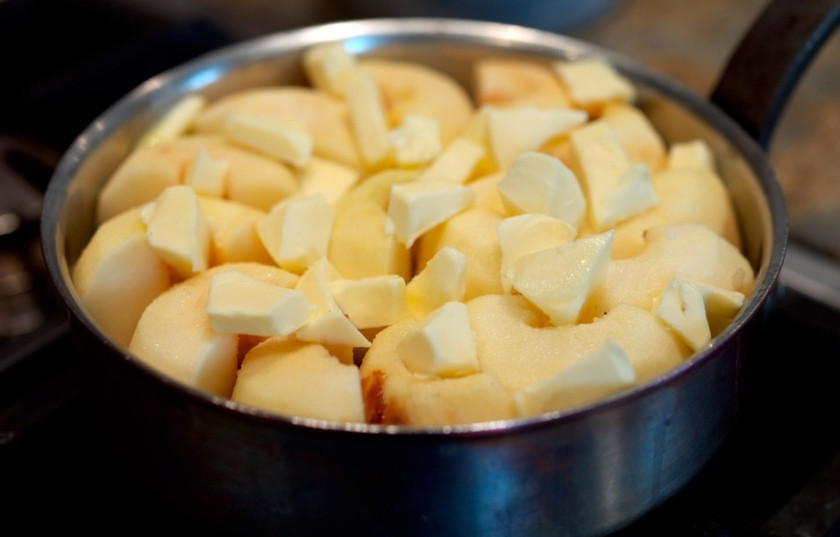 1. Этап. Тарт Татен с яблоками: Когда карамель остынет, аккуратно и плотно к друг другу, выкладываем яблоки.