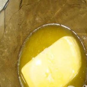 1. Этап. Творожный кекс с изюмом: 1. Сливочное масло (маргарин) растопим на водяной бане.