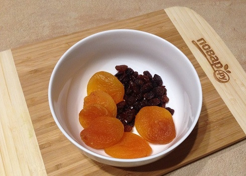 1. Этап. Салат из брокколи с курагой, изюмом и орехами: 3. Пока варится брокколи, заливаем изюм и курагу кипятком минут на 5-7.