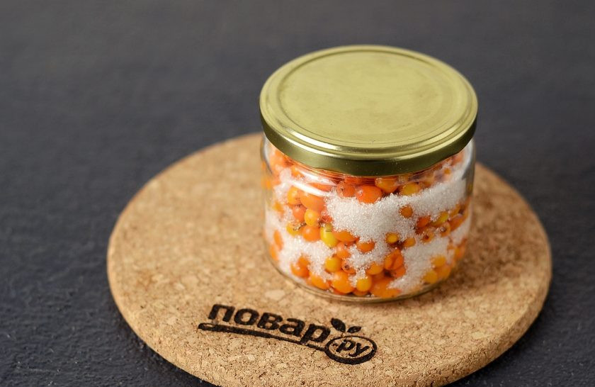 1. Этап. Облепиха в собственном соку: Верхний слой должен быть из сахара. Закройте банку крышкой и оставьте при комнатной температуре на 12 часов. Постепенно облепиха даст сок. В получившемся сиропе она прекрасно хранится в холодильнике.