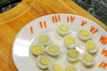 1. Этап. Салат Новогодняя ночь с селедкой: 11. А также яйца и морковь, нарезанная соломкой (тоже отварная).