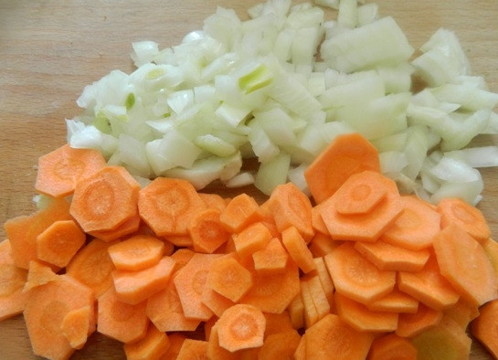 1. Этап. Лаханоризо из капусты и риса: 1. Нарезаем репчатый лук крупными кусочками, а морковь — тонкими кружочками.