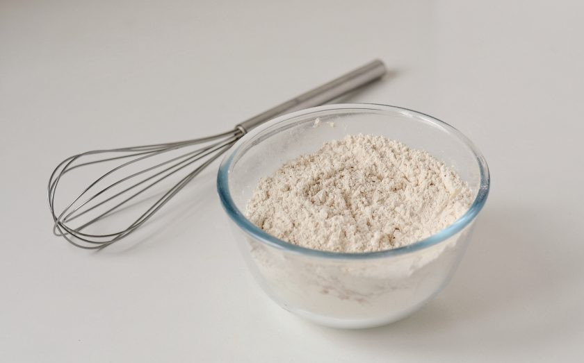 1. Этап. Постный морковный торт: Муку смешайте с солью и специями.