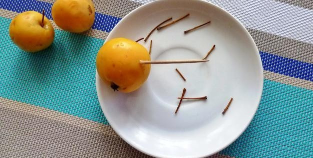 1. Этап. Компот из ранеток: Яблоки помойте, сделайте по 4 прокола в каждом (зубочисткой). Из слив удалите косточки.