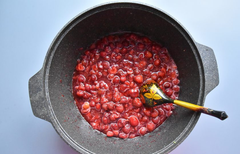 1. Этап. Клубничный джем с бальзамическим уксусом: Поставьте посуду с клубникой и выделившимся соком на средний огонь и доведите до кипения. По необходимости снимайте образующуюся пену. Уваривайте джем, интенсивно и непрерывно перемешивая ягоду. Она должна развариться, чтобы получилась густая консистенция джема.