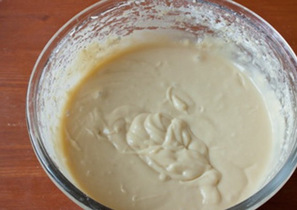 1. Этап. Котлеты Птичье молоко: 10. Теперь займемся кляром. Смешиваем 2 сырых яйца с мукой и сметаной (майонезом), добавляем немного соли и разрыхлителя. Вымешиваем тесто. По консистенции тесто должно получится таким, как для оладушек.