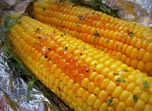 1. Этап. Кукуруза, запеченная в фольге с чесноком: Теперь подготовьте кукурузу к запеканию. Плотно оберните ее фольгой и поставьте в хорошо разогретую духовку (220 градусов), где она должна готовиться на протяжении 30-40 минут. Подавать на стол это блюдо нужно присыпав второй половиной морской соли, а для украшения использовать рубленную зелень.