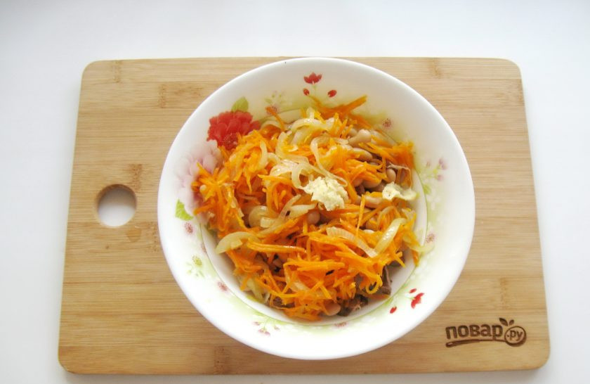 1. Этап. Салат с куриной печенью и фасолью: Добавьте измельченный чеснок.