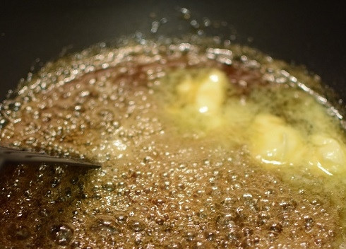 1. Этап. Карамельный яблочный пирог: Когда сахар полностью растворится, добавляем сливочное масло, перемешиваем и варим карамель 2-3 минуты.