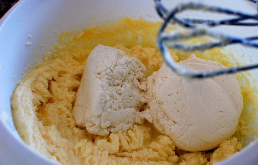 1. Этап. Лимонное печенье с сыром Рикотта: 4. Добавьте рикотту, 3 столовые ложки лимонного сока, цедру 1 лимона и лимонный экстракт, смешайте.