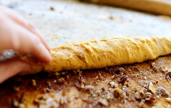 1. Этап. Тыквенные булочки с корицей и орехами: 5. Раскатайте тесто, смажьте сверху сливочным маслом, посыпьте 1/2 стакана белого и коричневого сахара, имбирем, корицей, мускатным орехом и пеканом.