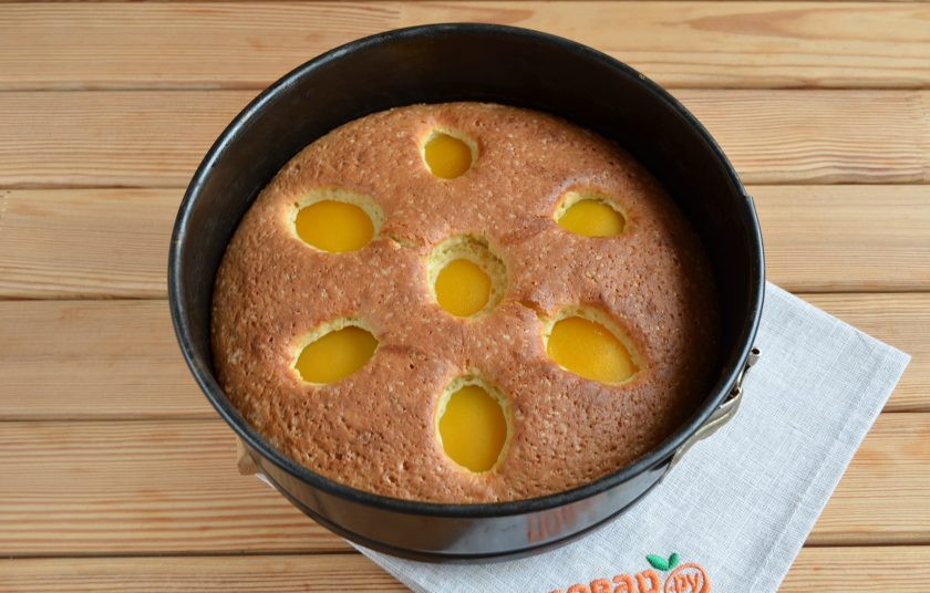 1. Этап. Персиковый пирог: 10. Время приготовления пирога может меняться, в зависимости от духовки. Проверьте спичкой на готовность. Остудите пирог и перед подачей посыпьте сахарной пудрой. Приятного!