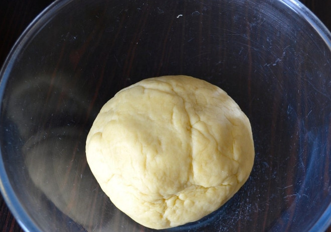 1. Этап. Чебуреки на заварном тесте: 5. Получится мягкое и эластичное тесто, накройте его пленкой и оставьте на время приготовления начинки.