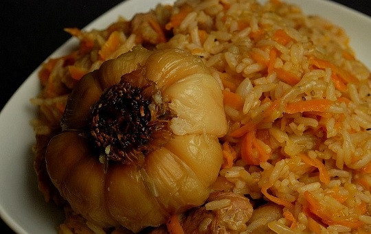 1. Этап. Плов узбекский: 12. Снимите плов с огня и оставьте под крышкой еще на полчасика. Перед подачей добавьте запеченный чеснок. Приятного аппетита!