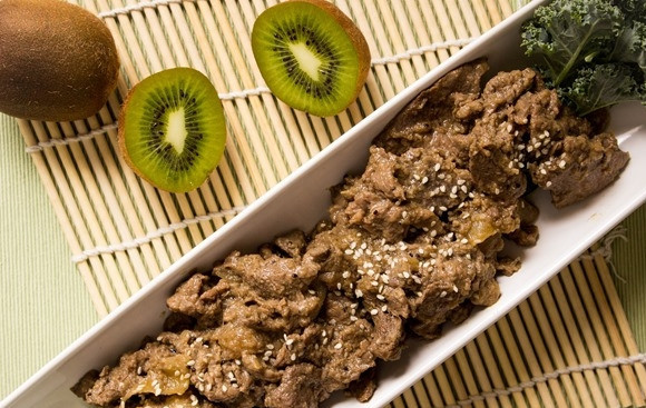 1. Этап. Говядина в маринаде с киви: 4. Перед подачей дополните блюдо кунжутом и зеленью по вкусу. Приятного аппетита!