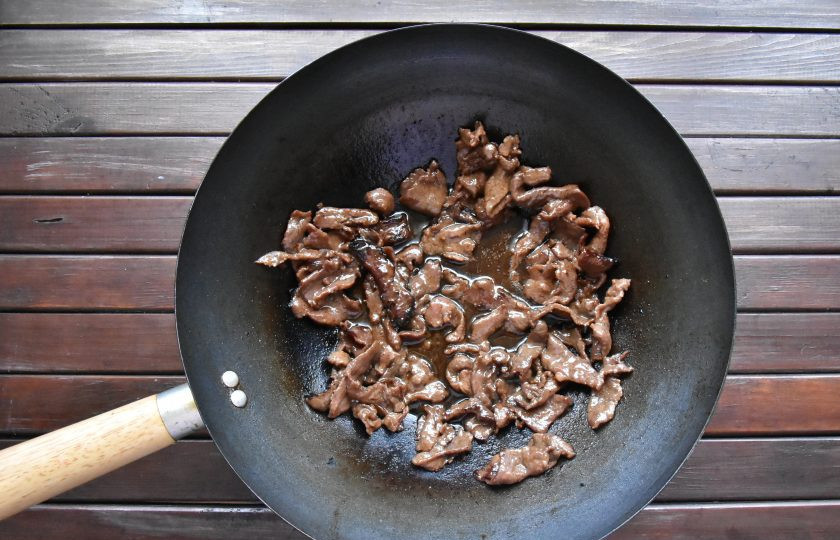 1. Этап. Удон с говядиной в устричном соусе: В сковороду влейте 2 ст.л. растительного масла и раскалите. Обжарьте тонкие ломтики говядины в течение 3-4 минуты на сильном огне. Переложите мясо из вока в миску.