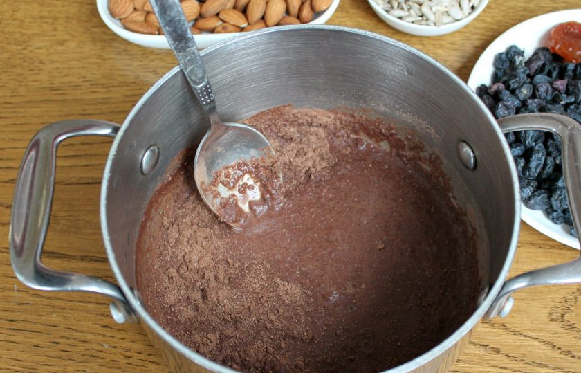 1. Этап. Полезные конфетки: В кастрюлю насыпаем 3-4 ложки какао, сахар и добавляем молоко. Ставим на огонь и непрерывно помешивая доводим до кипения.