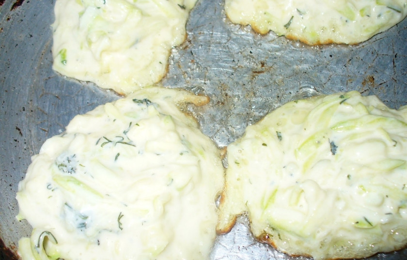 1. Этап. Кабачковые оладьи с творогом: 3. Берем столовую ложку и с ее помощью выкладываем тесто на раскаленную сковороду с растительным маслом.