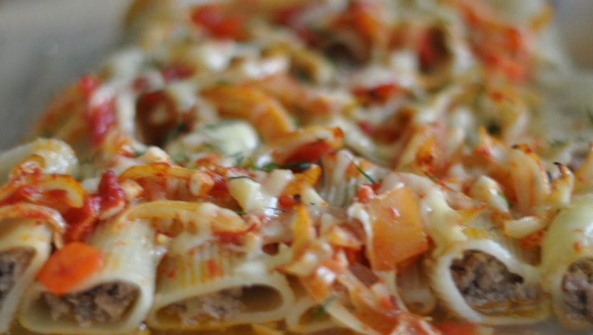 1. Этап. Макароны фаршированные в духовке: На овощи натрите оставшийся сыр. Влейте пол стакана воды. Запекайте в духовке 15 минут, температура 200 градусов.