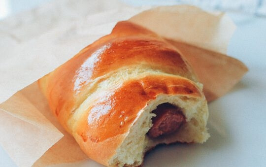 1. Этап. Рецепт сосисок в тесте: 6. Наслаждайтесь вкуснейшими домашними сосисками в тесте.