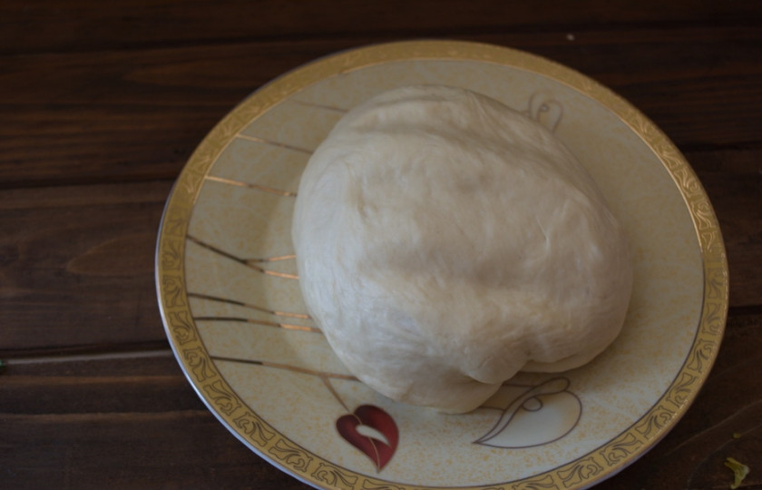 1. Этап. Дрожжевые пирожки с капустой: Для приготовления блюда будем использовать покупное или домашнее дрожжевое тесто. Мое приготовлено в хлебопечке и состоит из: 500 г муки, 6 ст. ложек растительного масла, 2 ч. ложек сухих быстродействующих дрожжей, 3 ст. ложек сахара, 1 ч. ложки соли и 280 мл воды. Соедините все в чаше хлебопечки (согласно инструкции к хлебопечке) и приготовьте тесто.