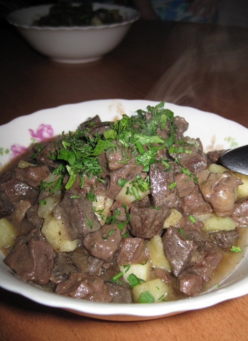 1. Этап. Куырдак с картофелем: Готовое блюдо обсыпаем зеленью.