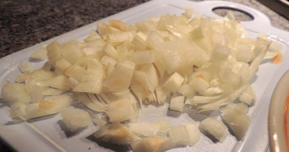 1. Этап. Заливной пирог с картофелем и сайрой: 2. Очистите и нарежьте луковицу.