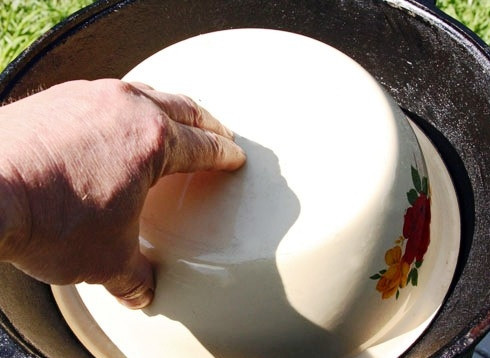 1. Этап. Казан-кебаб: Накрываем мясо крышкой - и на огонь.