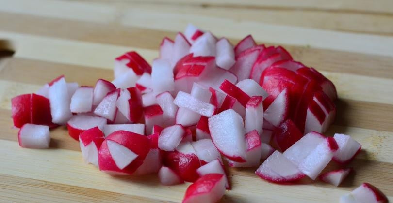 1. Этап. Окрошка из кефира с щавелем: Точно так же поступаем с редисом, который промываем и мелко рубим.