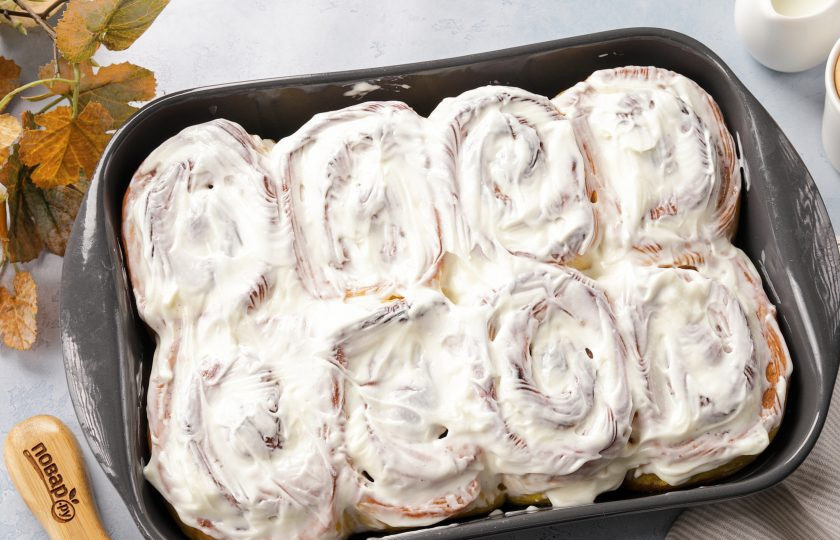 1. Этап. Тыквенные синнабоны: Ещё тёплые булочки смажьте со всех сторон помадкой. Тыквенные синнабоны готовы.