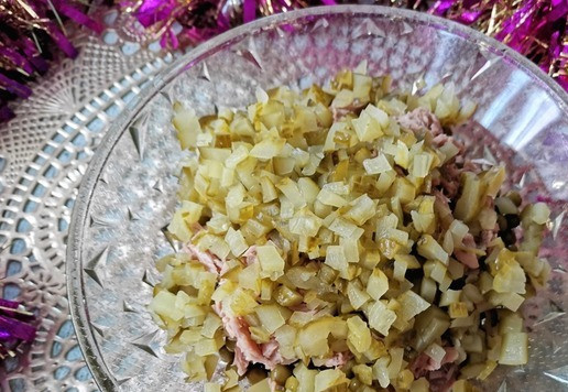 1. Этап. Салат Морская владычица: Мелко нарезать маринованные огурцы (~два средних).