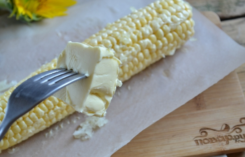 1. Этап. Запеченная молодая кукуруза: Сливочное масло наколите на нож или вилку, щедро смажьте им каждый початок. Обязательно хорошенько посолите.