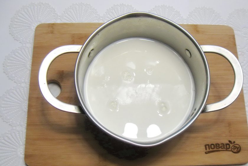 1. Этап. Шоколадно-ванильный крем: В кастрюлю налейте молоко.