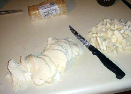 1. Этап. Запеченный Зити: Нарезаем половину Моцарелла кубиками, а другую половинку тонкими ломтиками.