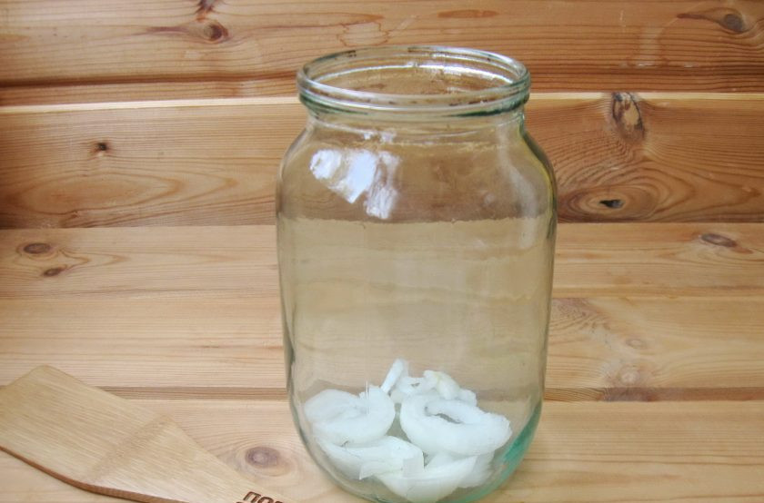 1. Этап. Помидоры на зиму с уксусом: Банки простерилизуйте и выложите на дно нарезанный лук, который нужно предварительно очистить и помыть.