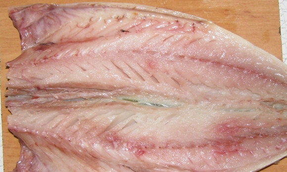 1. Этап. Скумбрия в духовке с картофелем: Затем отрезаем плавники и хвост и извлекаем внутренности. Аккуратно удаляем хребет и промываем скумбрию под холодной водой.